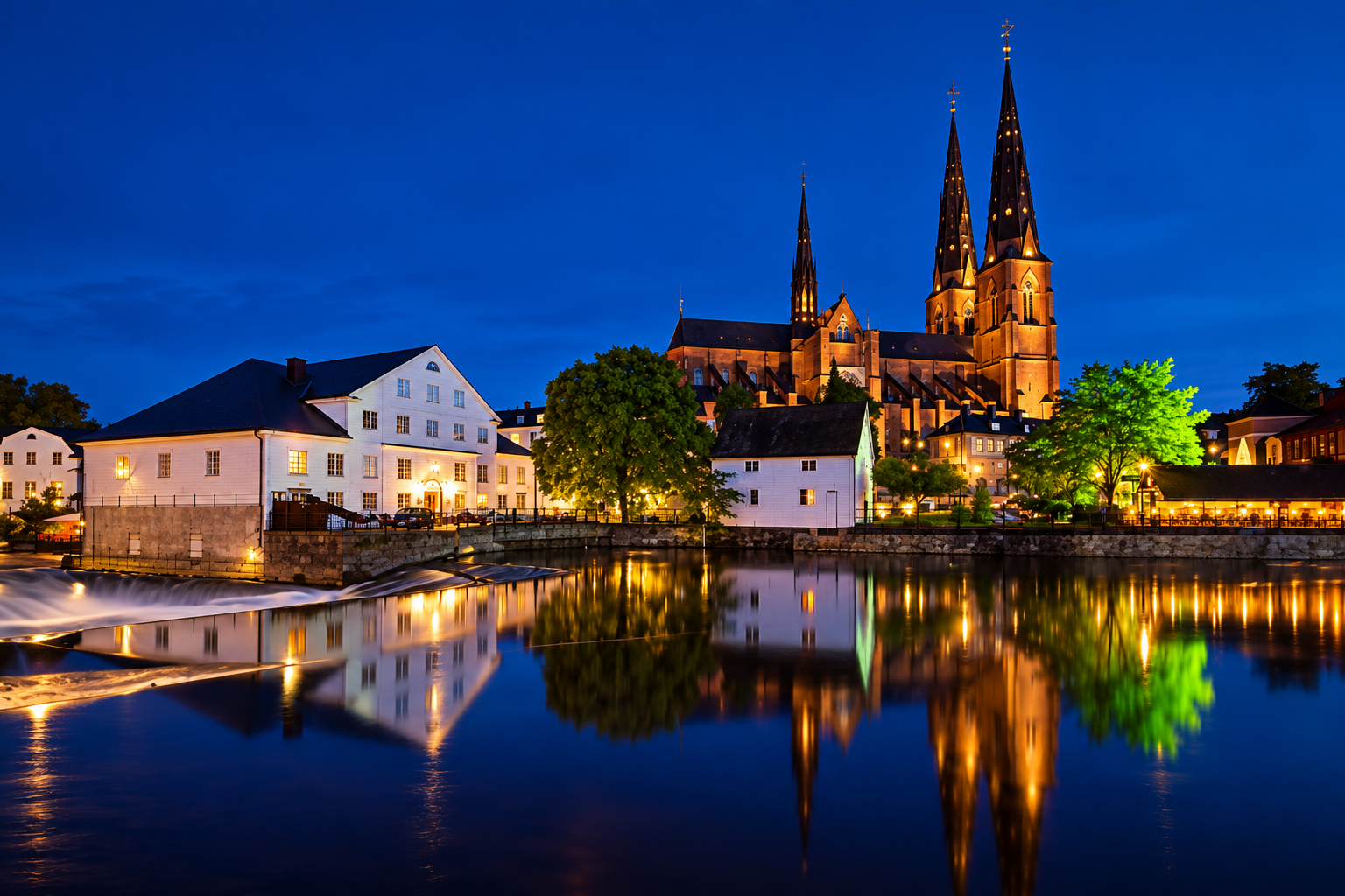 Uppsala domkyrka och Fyrisån i kvällsljus